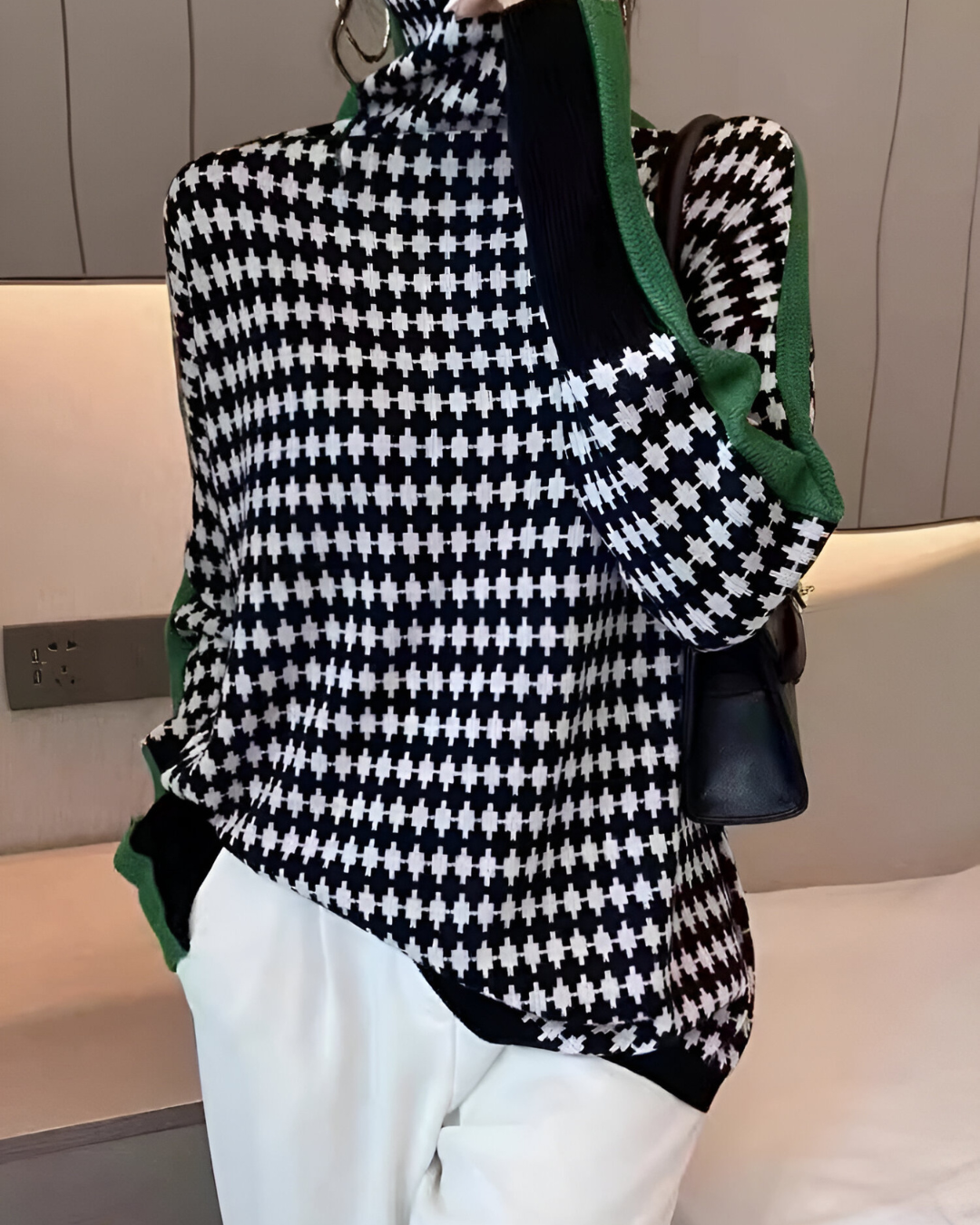 Linea™ – Elegant Tröja med Hög Krage och Geometriskt Mönster